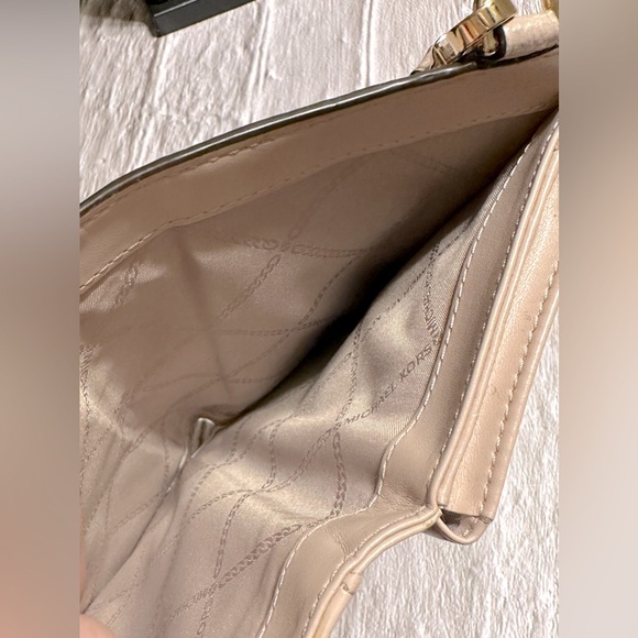 RARE✨ Michael KORS Pyramid Studded Wristlet - Picture 9 of 14